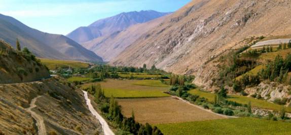 Vista do Valle del Elqui, um oásis verde em meio a paisagem árida do norte do Chile
